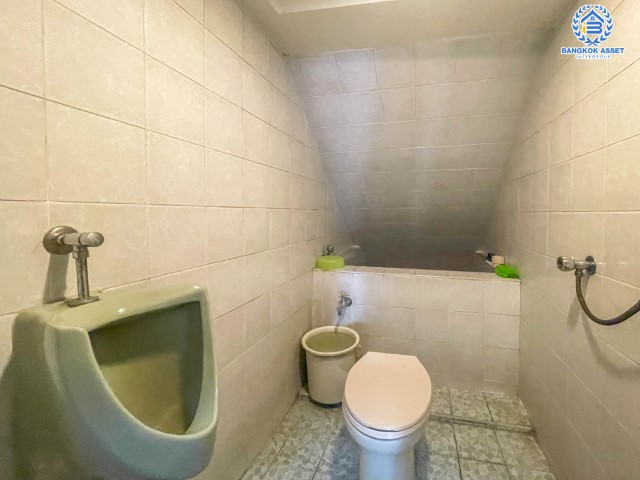 *****อาคารพาณิชย์มือสองย่านนนทบุรี อาคารพาณิชย์ ติดถ.แจ้งวัฒนะ เนื้อที่มากถึง 38 ตร.ว. ฟังก์ชันจัดเต็มถึง 6 ห้องนอน 4 ห้องน้ำ 2 ที่จอดรถ จะทำเป็นบริษัท หรือจะอยู่อาศัยก็ดี บนทำเลศักยภาพสุดๆ ใกล้เซ็นทรัลแจ้งวัฒนะ, รถไฟฟ้า (ในอนาคต) สายสีชมพู "สถานีแจ้งวัฒนะ-ปากเกร็ด 28" และทางด่วน "ศรีรัช"